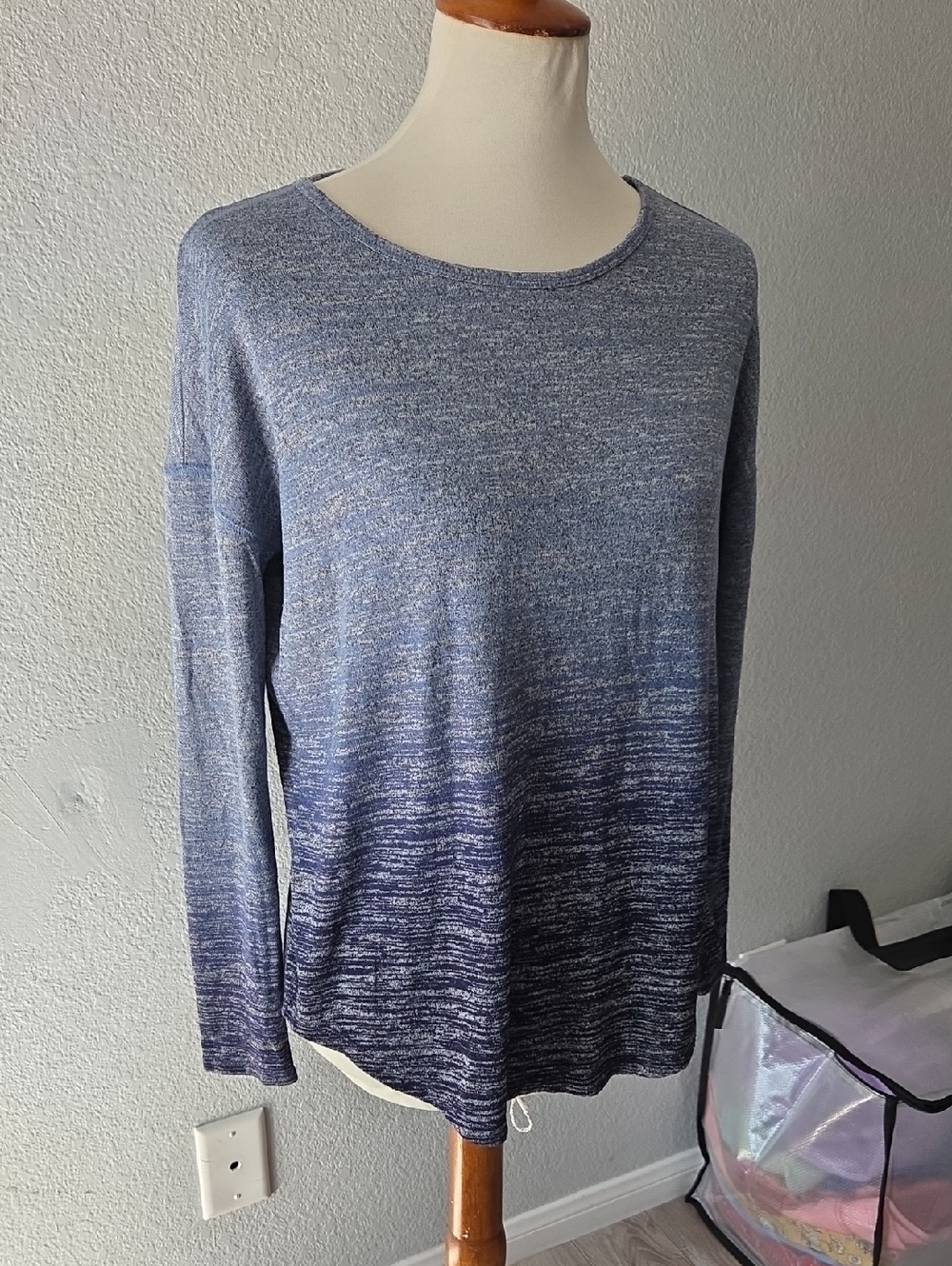Liz Claiborne Weekend Blue Gradient Knit Top Small